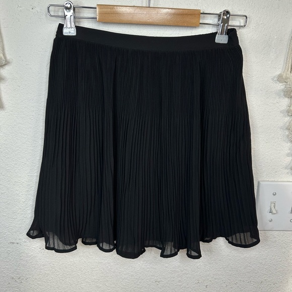 Dynamite Black Pleated Mini Skater Skirt XS - Picture 1 of 6